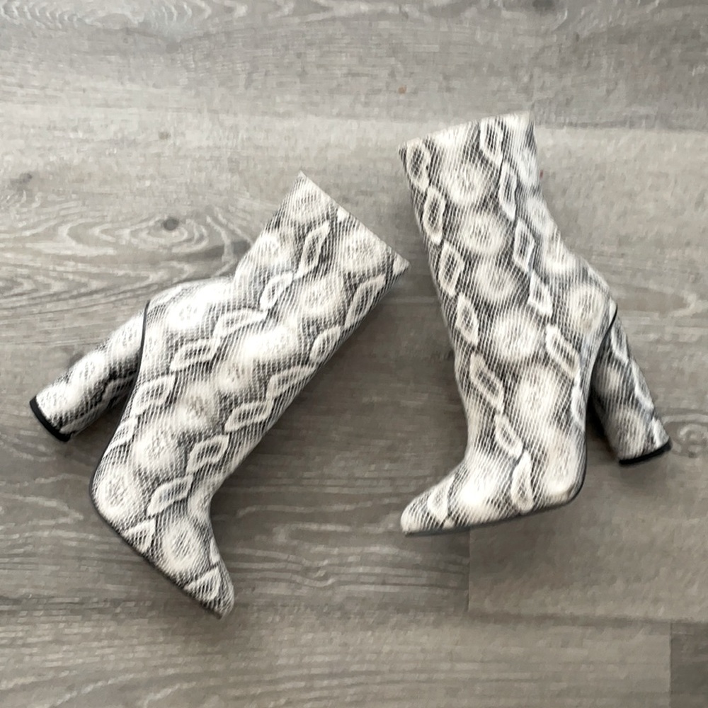 Snakeprint pointy booties